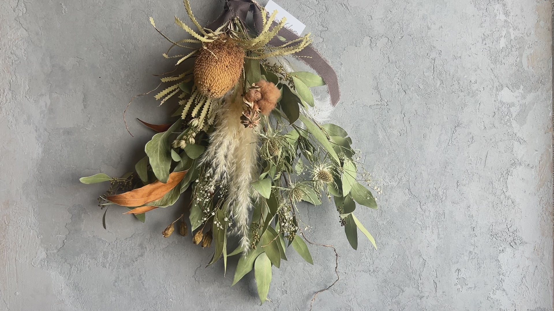 バンクシアフーケリアーナとパンパスグラスのスワッグ – Gleam